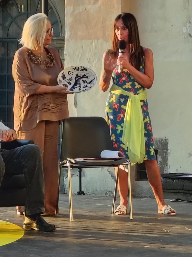 Cinzia Chiulli mostra il piatto in ceramica a zaffera raffigurante San Francesco durante la presentazione del Giubileo Francescano a Palazzo dei Priori, Viterbo